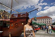 Sandra Ahrabian vor dem Kennzeichen - dem großen Schiff des Orginal Hamburger Fischmarkt auf dem Wittelsbacher Platz (Foto: MartiN Schmitz)